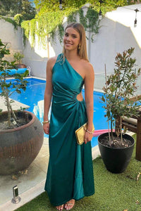 School Ball Gown Hire | Designer Dress Hire Perth | Kylies Kloset Perth.  Hire dresses for School Balls, Race Day or a Wedding Luxury Clutches and Headpieces also available to rent.